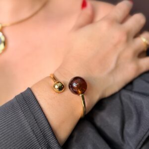 BRACELETE DOURADO COM ESFERA MARROM