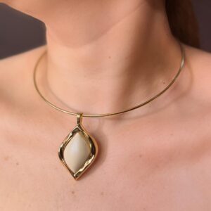 CHOKER COLAR ARO FINO COM PINGENTE EM RESINA MÁRMORE OFF WHITE