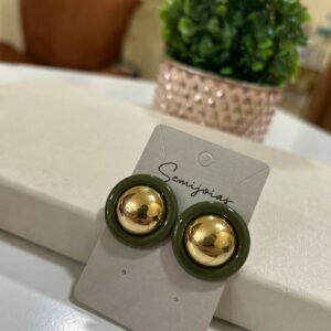 BRINCO BOTÃO VERDE MILITAR BANHADO A OURO 18K